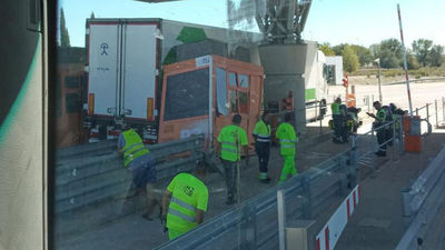 Un camión se lleva por delante una cabina del peaje en la R-3 en Vicálvaro
