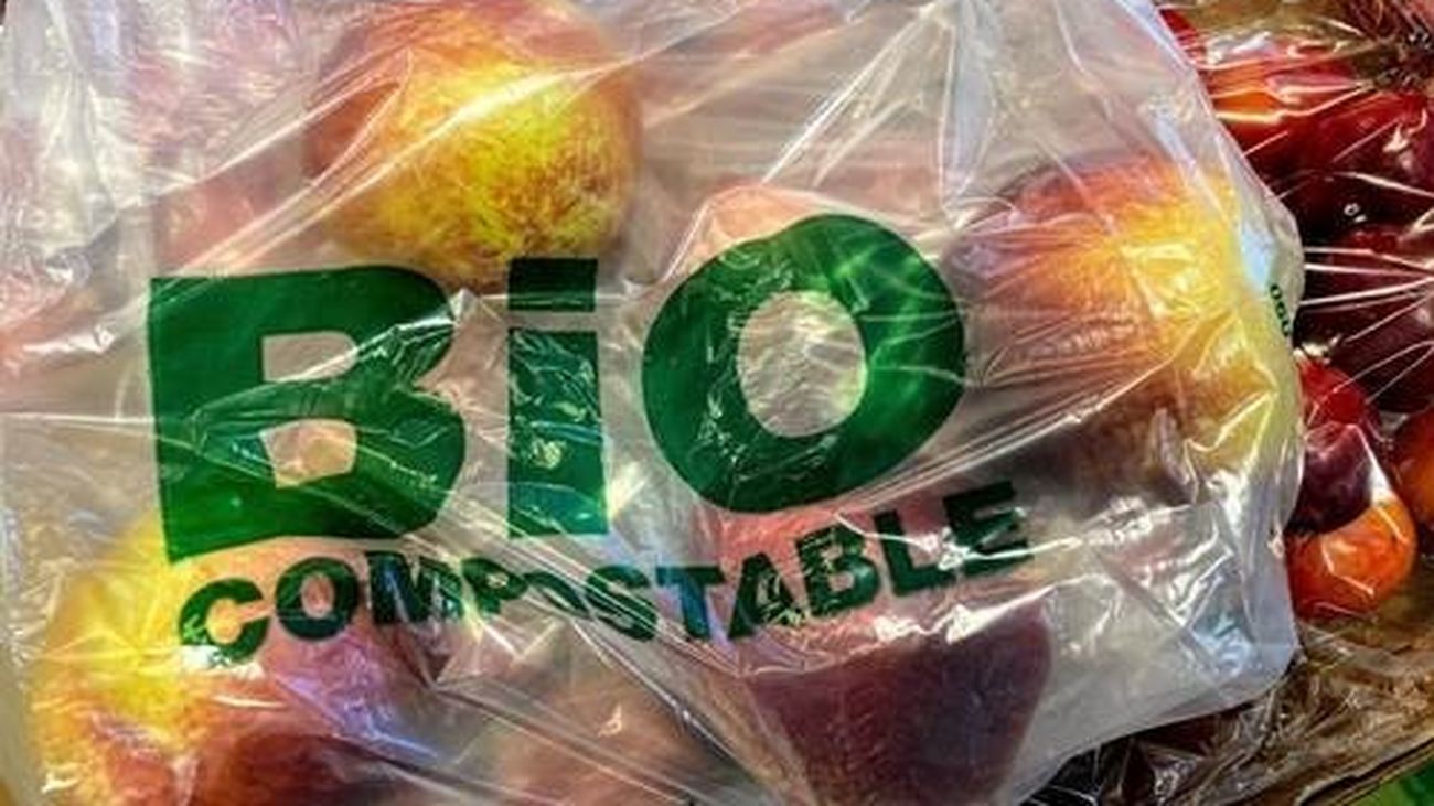 Una bolsa de plástico compostable de las usadas en supermercados