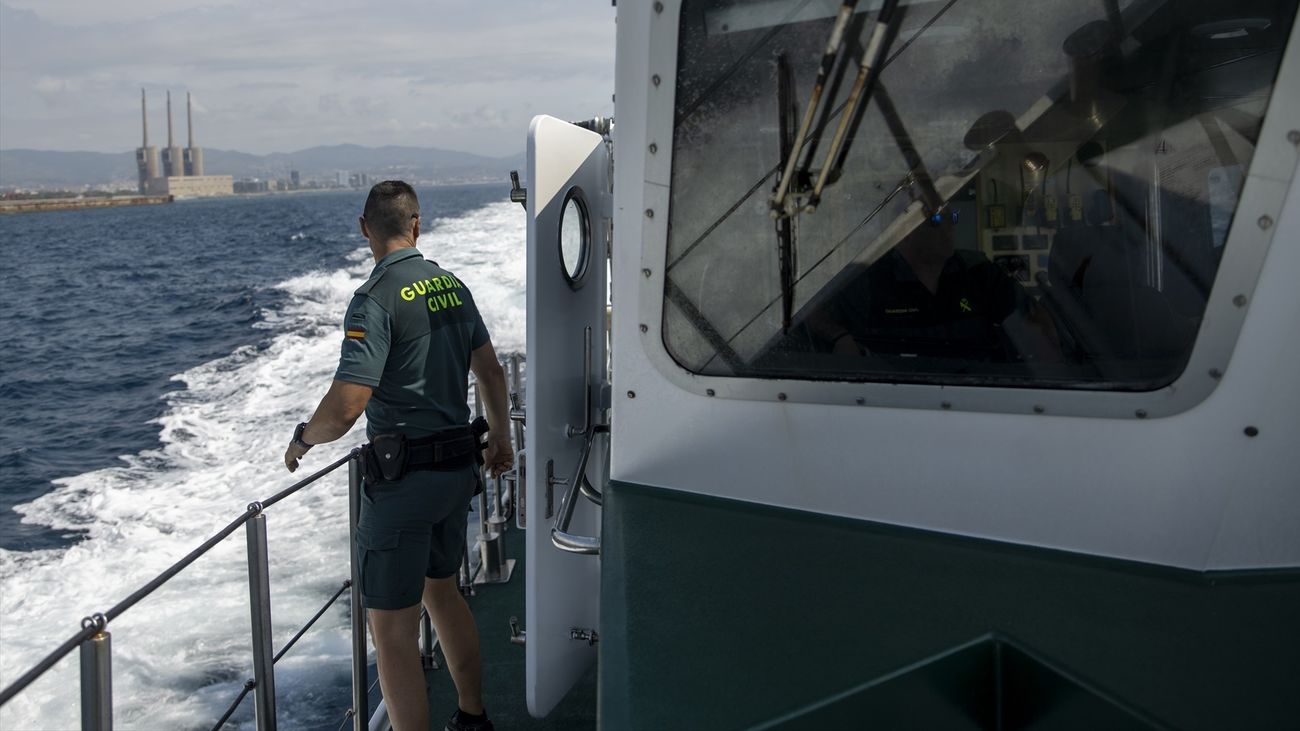 Un agente de la Guardia Civil durante una patrulla marítima