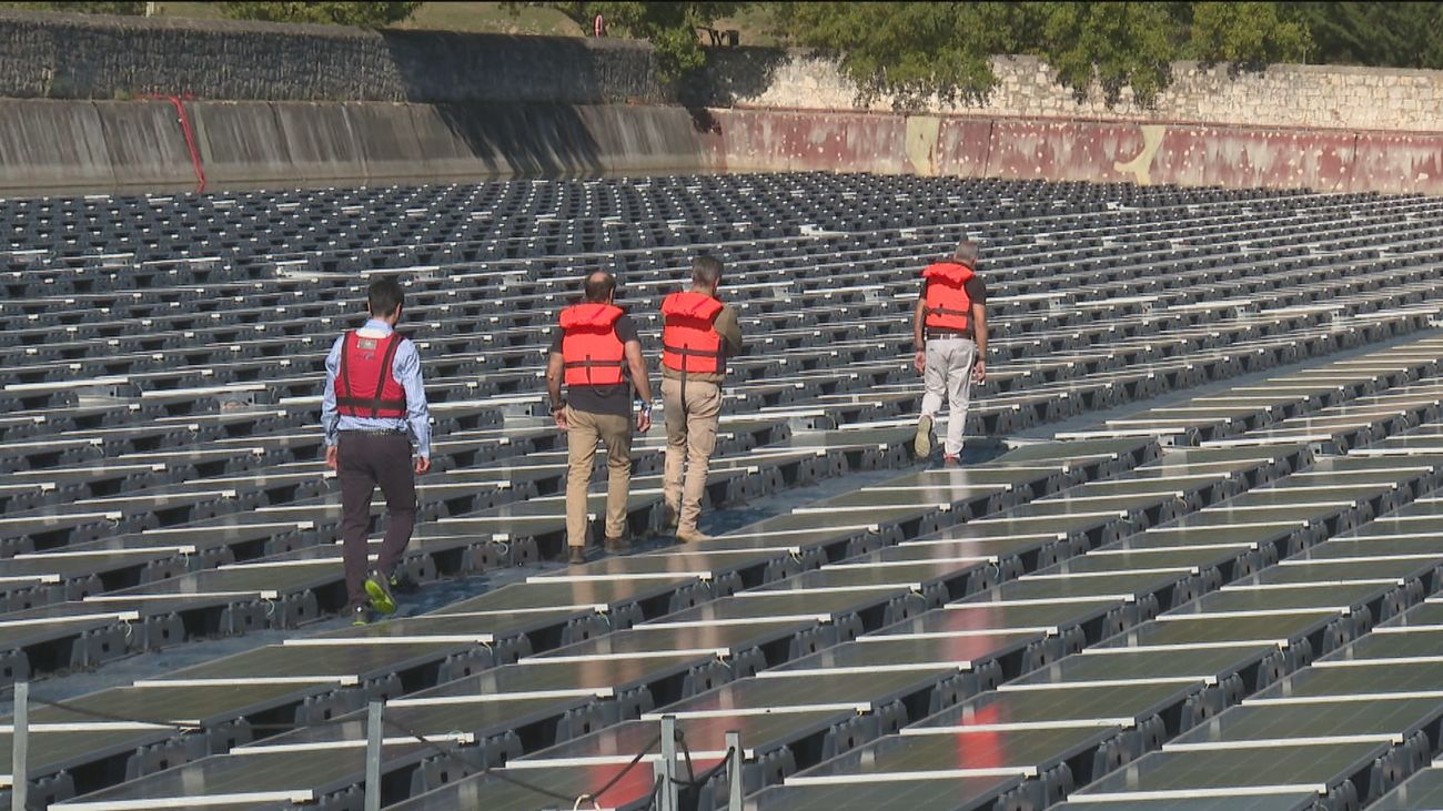 La central fotovoltaica flotante de Torrelaguna, lista para empezar a producir electricidad