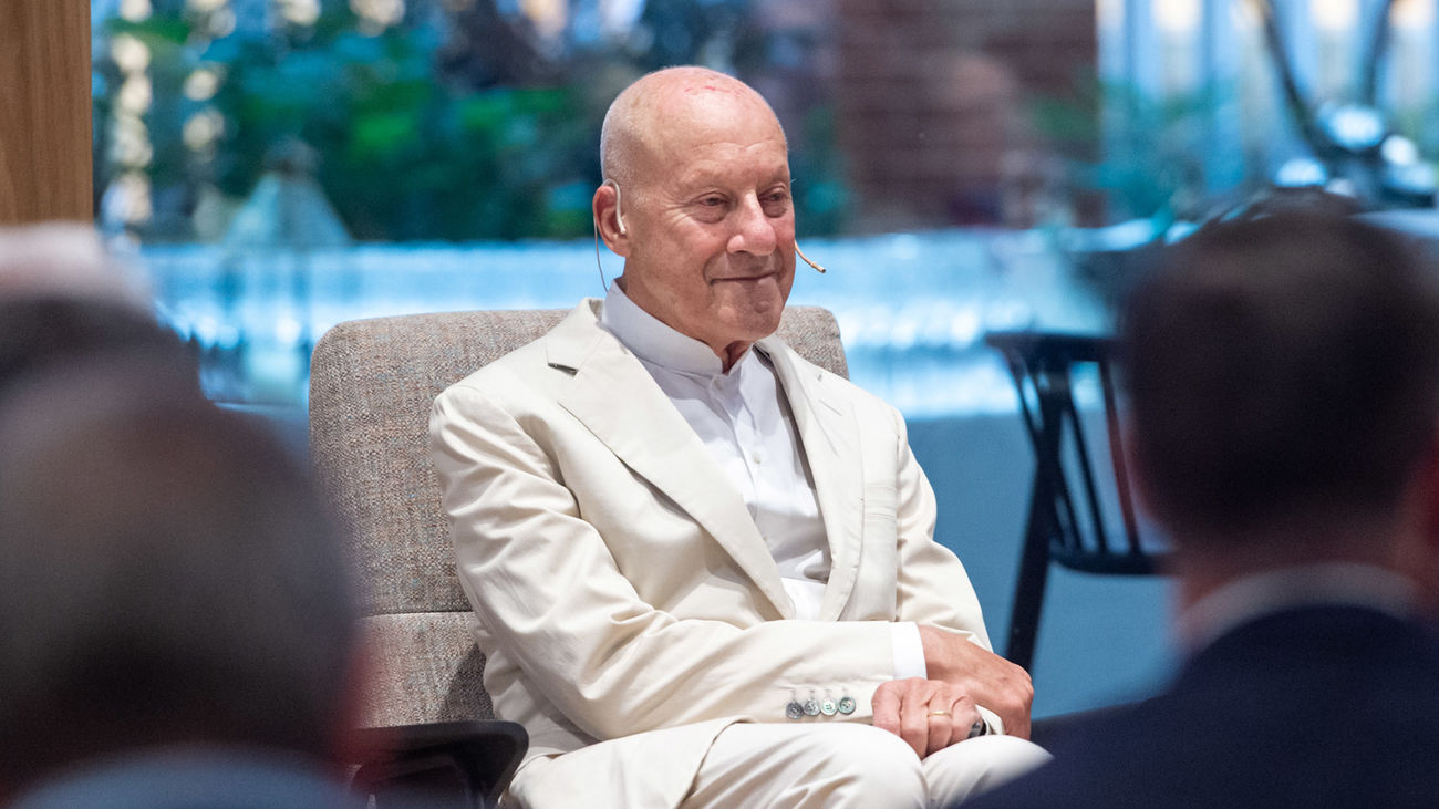 El arquitecto Norman Foster durante la presentación del proyecto Norman Foster Institute en la sede de Arquia