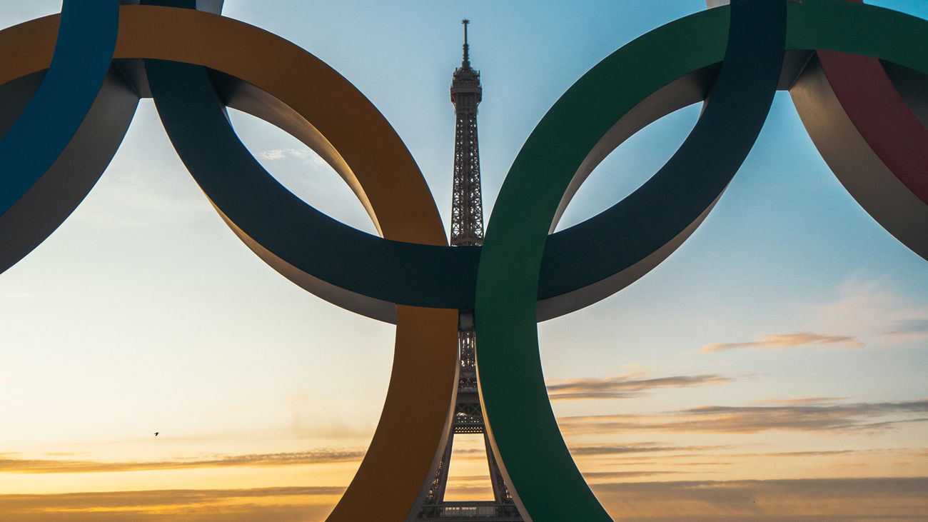 Los anillos olímpicos con la Torre Eiffel de fondo