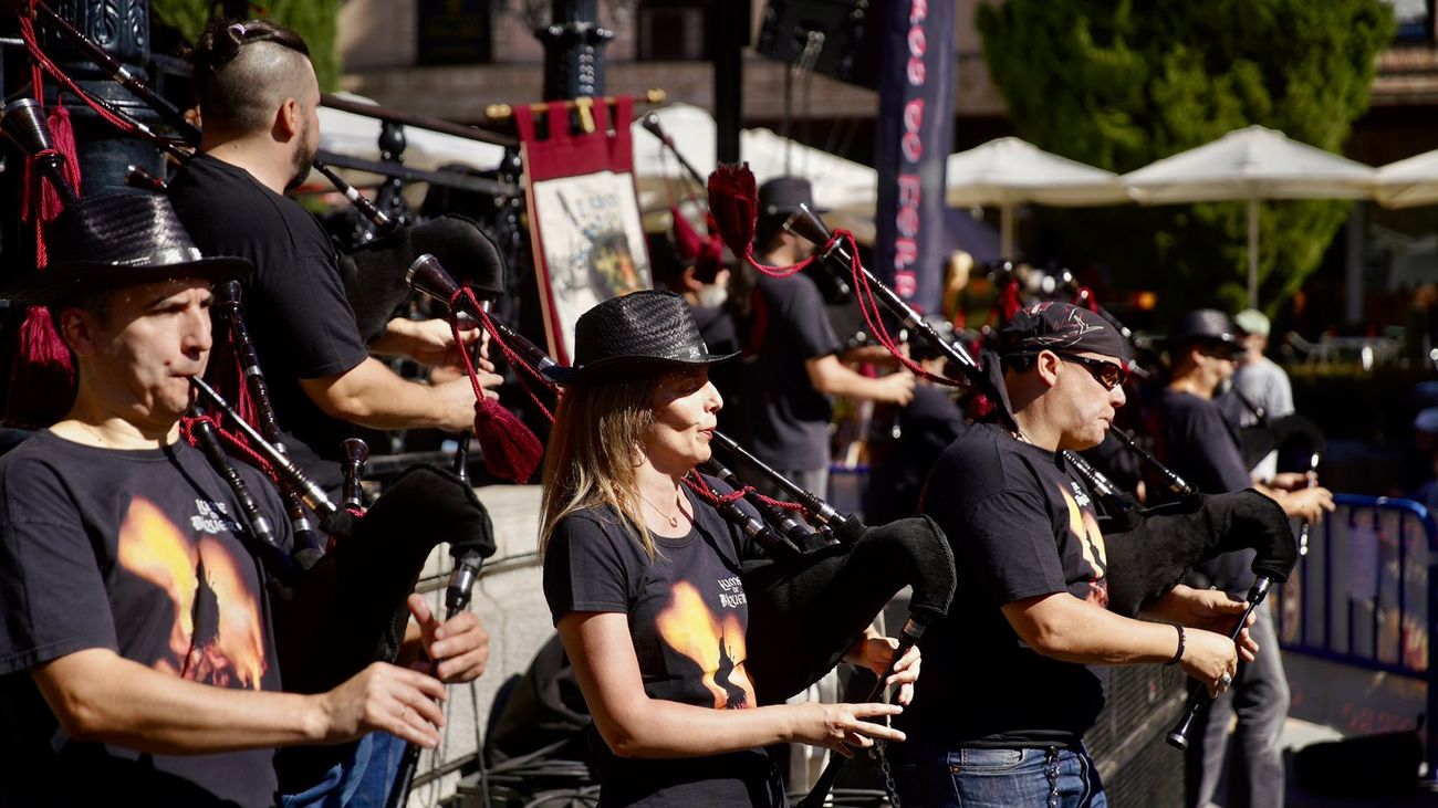 Actuación de la banda Lume de Biqueira en las fiestas de San Miguel, en Las Rozas