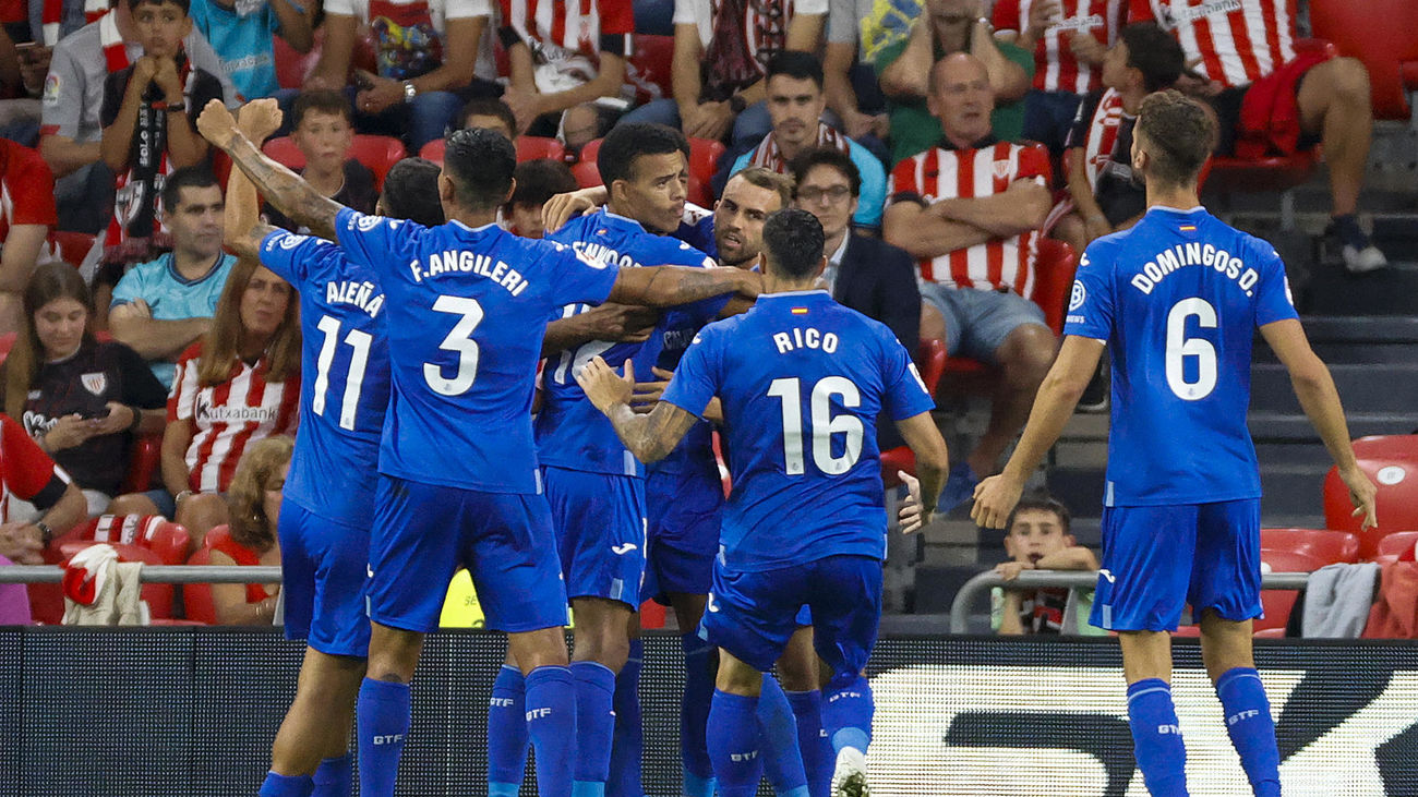 Los jugadores del Getafe celebran tras marcar ante el Athletic