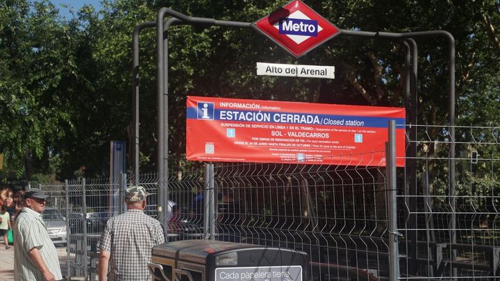 Entrada de la estación de Metro Alto del Arenal cerrada desde hoy por las obras de mejora de de la línea 1 Metro de Madrid, a 22 de junio de 2023, en Madrid (España). / EUROPA PRESS