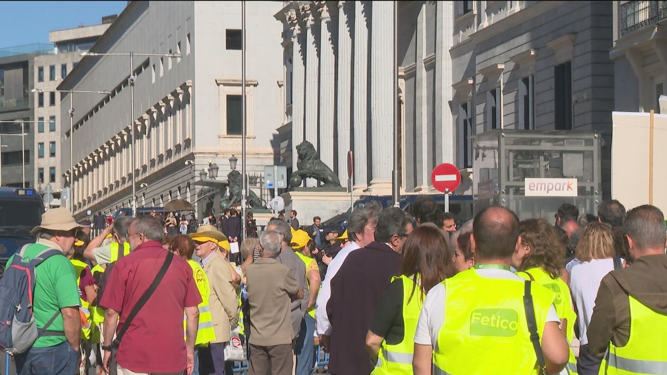 Los pensionistas se concentran ante el Congreso para exigir el “blindaje constitucional” de las pensiones