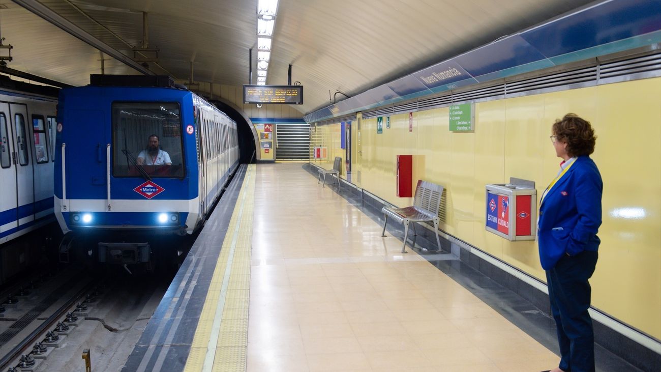 Una trabajadora de Metro de Madrid mientras llega un tren en la estación de Metro de Nueva Numancia, a 27 de septiembre de 2023, en Madrid (España).