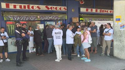 Comerciantes de Metro consiguen aplazar dos meses el desahucio de una tienda en Aluche