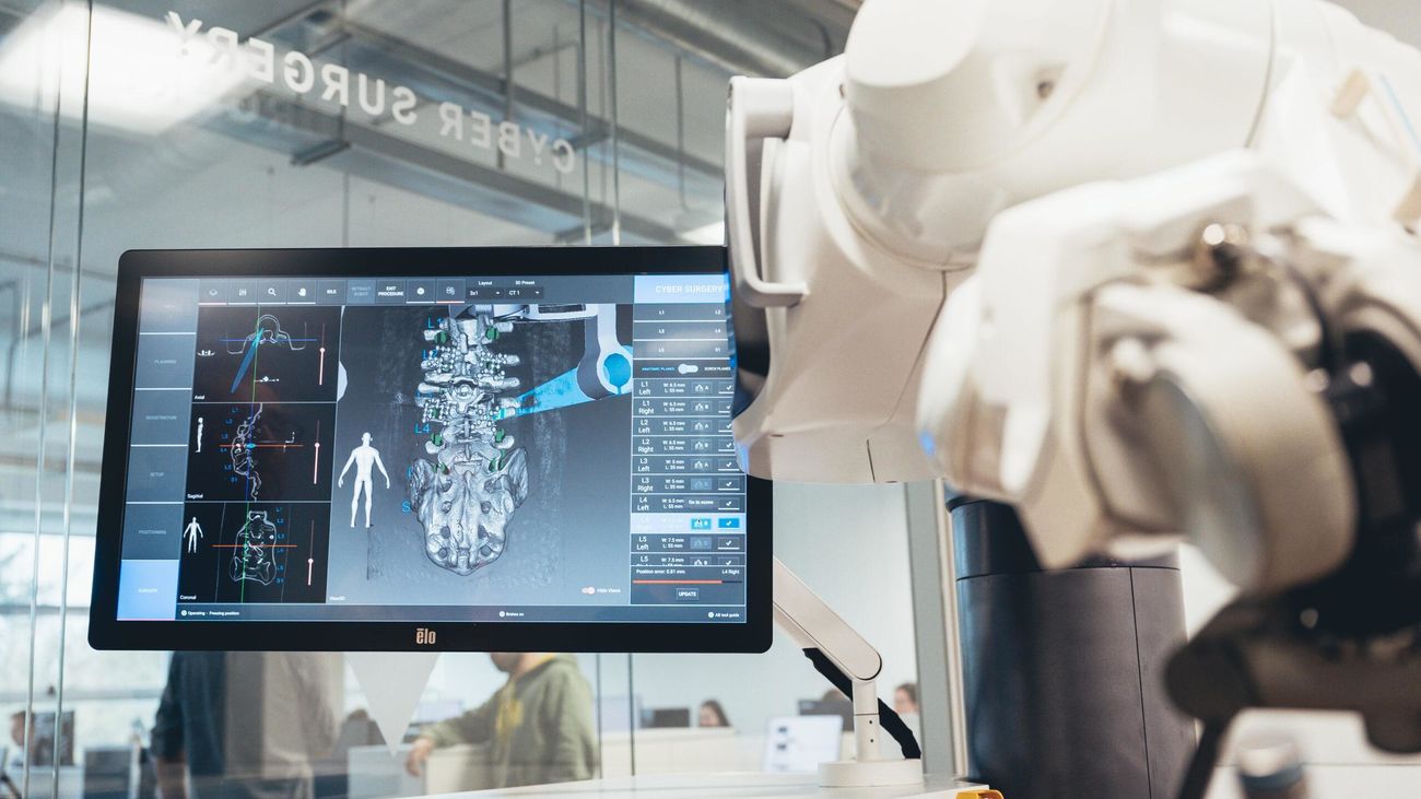 Presentan el primer robot quirúrgico del mundo con ‘tracking system’ mecánico para operaciones de columna con tecnología 100% española