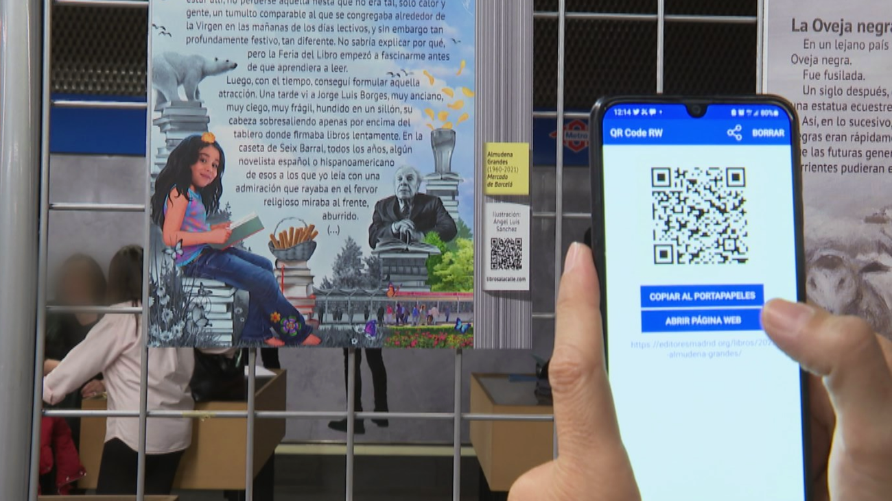 Estafan con códigos QR de extraescolares a padres en la puerta de un colegio