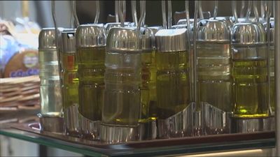 Denuncian a ocho supermercados por un posible pacto de precios en el aceite de oliva