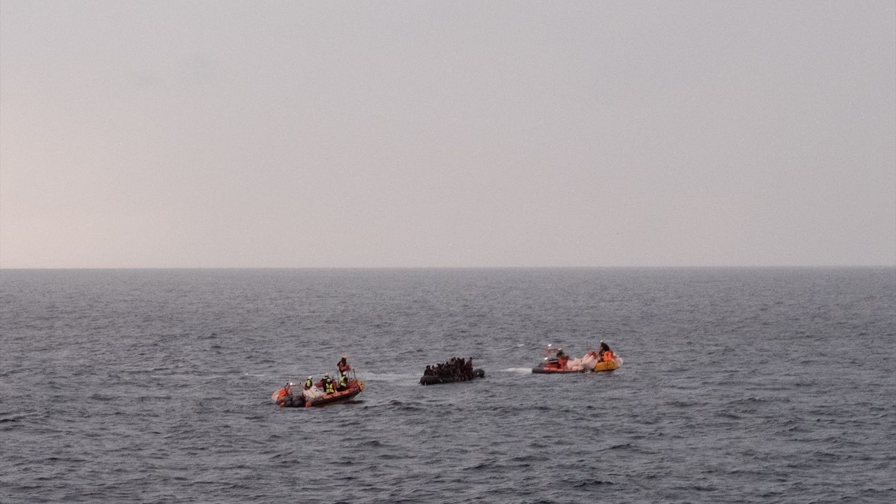 Equipos de la ONG SOS Méditerranée durante una operación de rescate en el mar Mediterráneo
