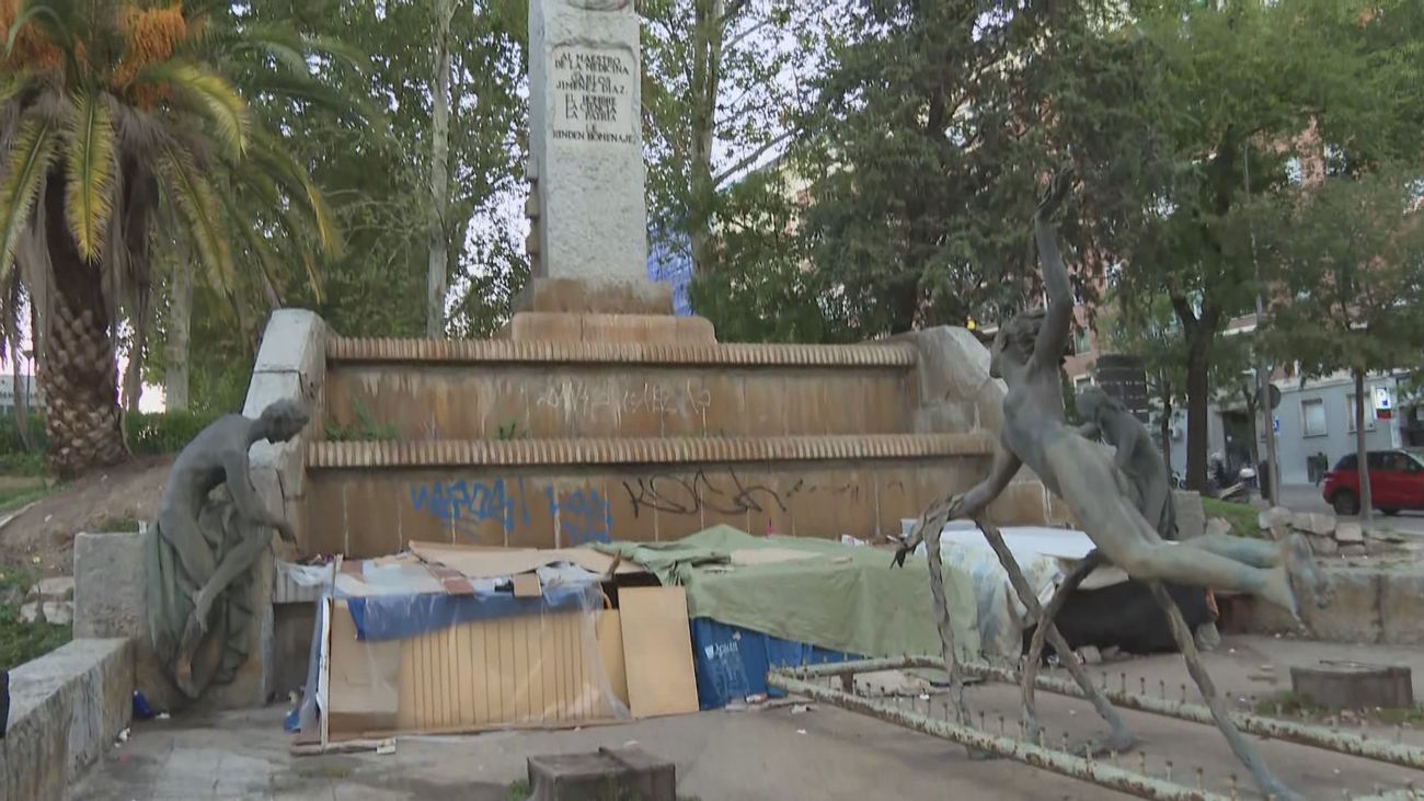 "Es muy triste verlo así", basura, suciedad y orines en el entorno del hospital Clínico