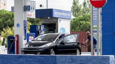 La gasolina suma su octava semana de subidas y el diésel se mantiene a la baja