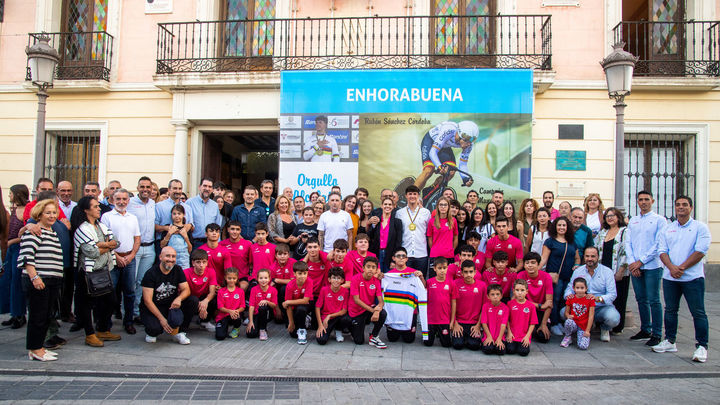 Homenaje en Alcalá de Henares al joven campeón del mundo de ciclismo Rubén Sánchez Córdoba / AYTO ALCALÁ DE HENARES