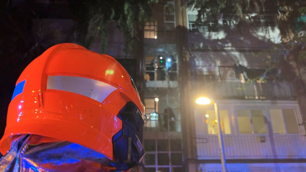 Los bomberos intervienen en el incendio de una vivienda en Ciudad Lineal