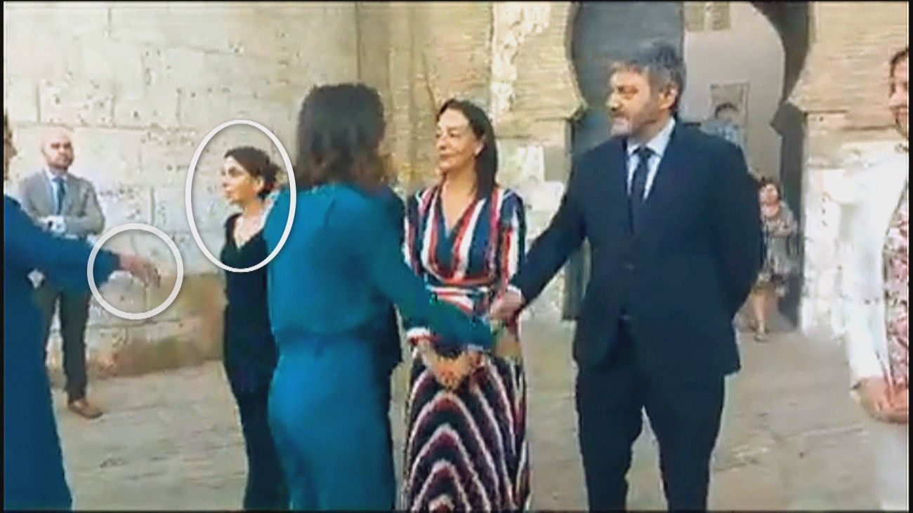 La presidenta de las Cortes de Aragón no da la mano a la secretaria de Estado de Igualdad