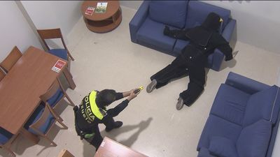 Entrenamiento de la defensa policial contra los ataques con cuchillos