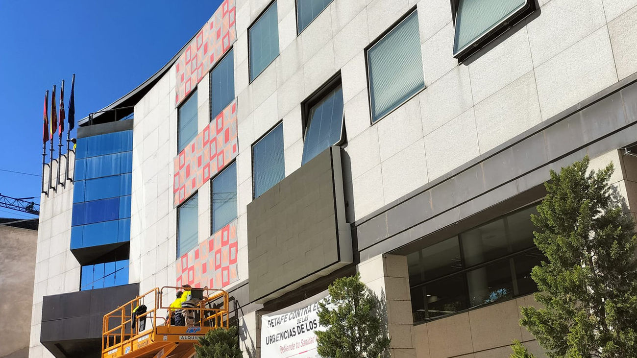 Getafe viste con ganchillo la fachada de su Ayuntamiento