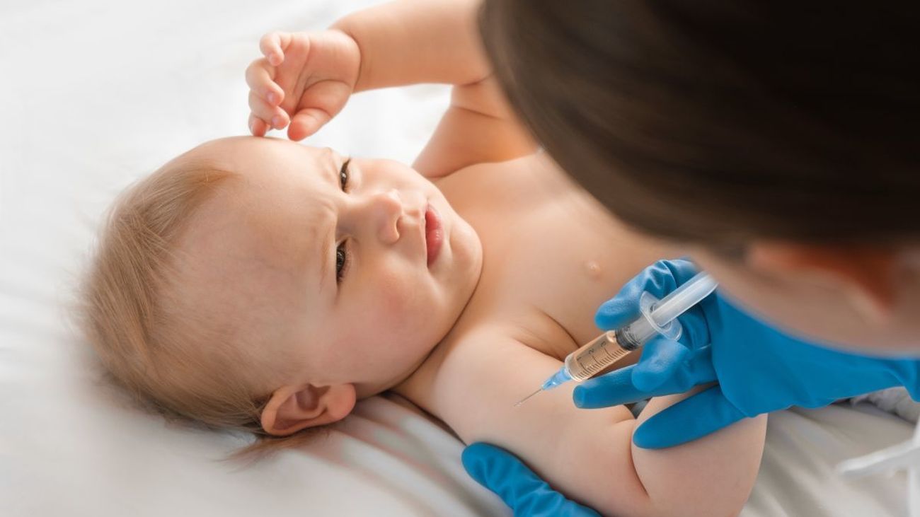 Bebé vacunado del Virus Respiratorio Sincitial