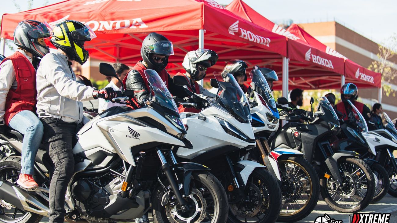 Motos y motorista en una concentración de Xtrem Challenge