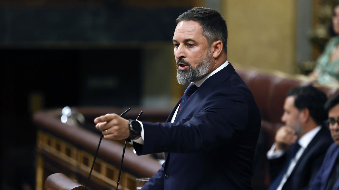 Abascal acusa a Sánchez de "corrupto" y reta al PSOE a votar a favor de Feijóo