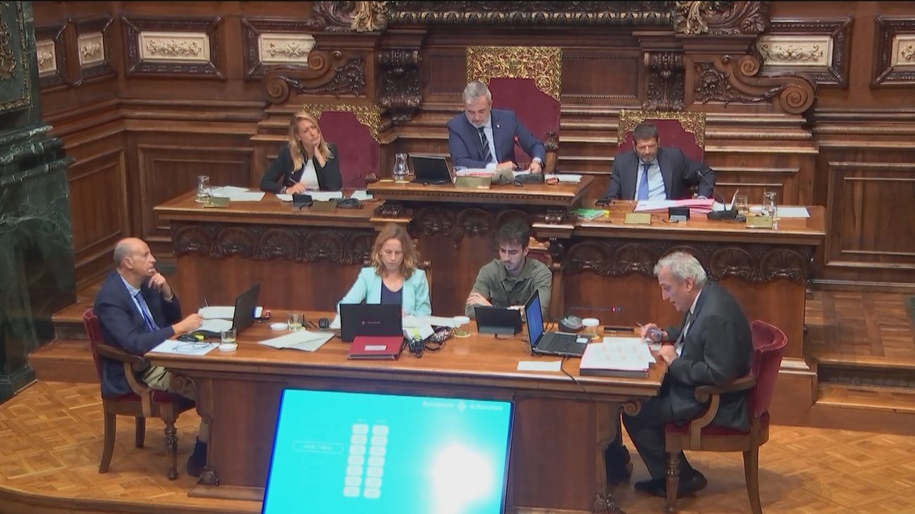 El pleno del Ayuntamiento de Barcelona apoya una ley de amnistía con el PSC, PP y Vox en contra