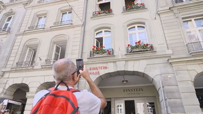 Fotografías, objetos y hasta sus notas en 'Einsteinhaus', la casa de Einstein en Berna
