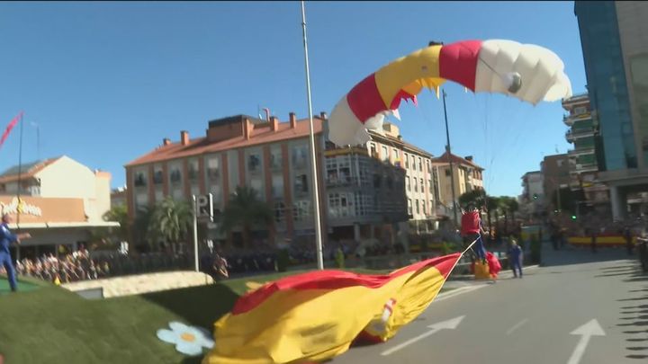 Cientos de vecinos rinden homenaje a la bandera española en Torrejón