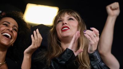 Taylor Swift y Travis Kelce: La pareja que deslumbra la NFL con el apoyo de varias celebridades