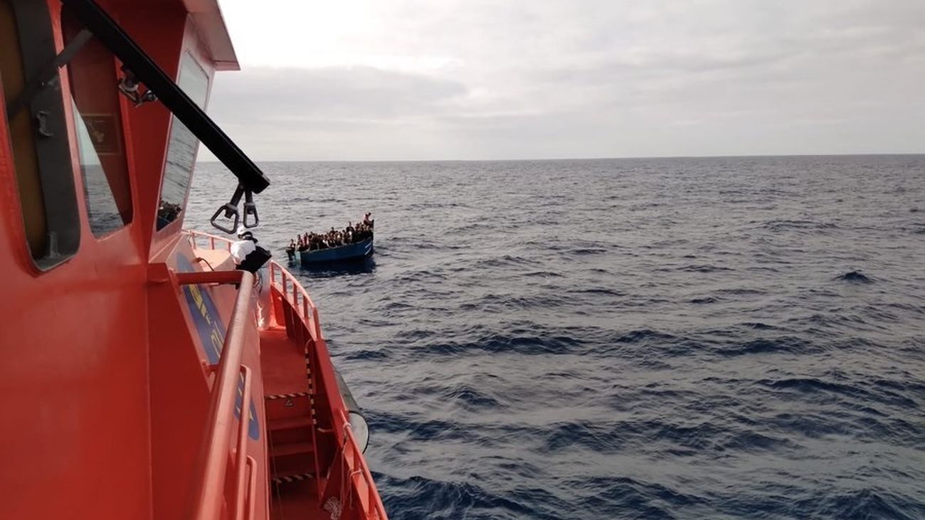 Imagen de recurso de la guardamar Talía procediendo al rescate de 47 personas de una patera localizada por un pesquero a 19 millas de Lanzarote