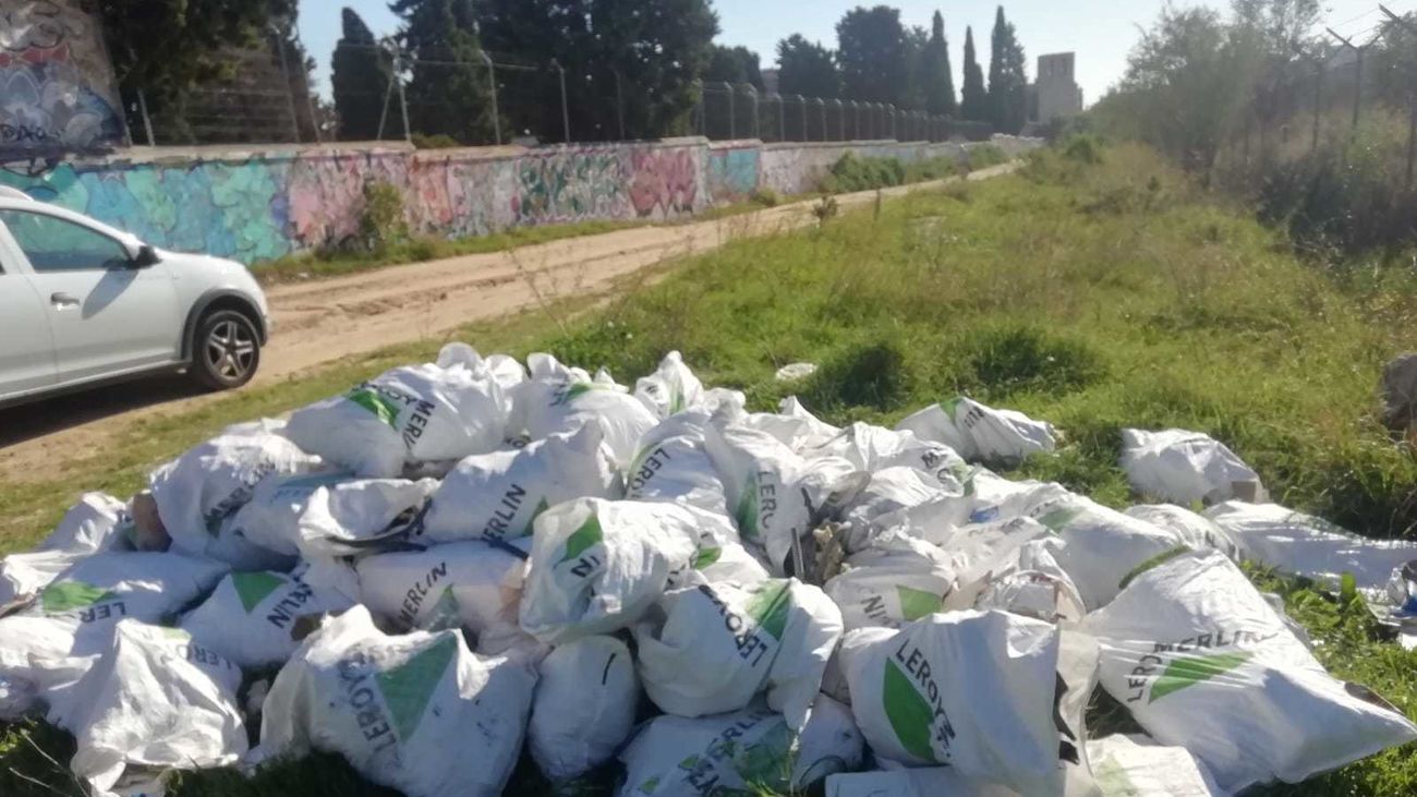 Vecinos de Carabanchel limpian un vertido de escombros junto al monumento más antiguo de Madrid