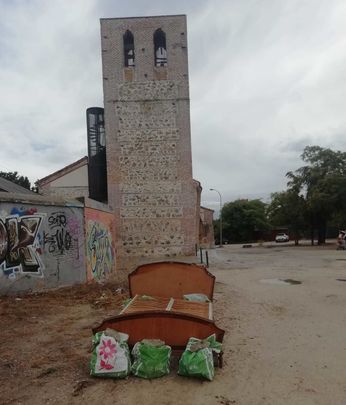 Grafitis y enseres tirados junto al templo mudéjar de Santa María La Antigua a principios de septiembre / JUAN GARCÍA