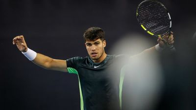 Alcaraz alcanza las semifinales en Pekín tras doblegar a Ruud