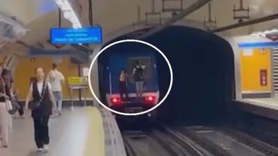La temeridad de dos jóvenes, se suben a la parte trasera de un vagón del Metro