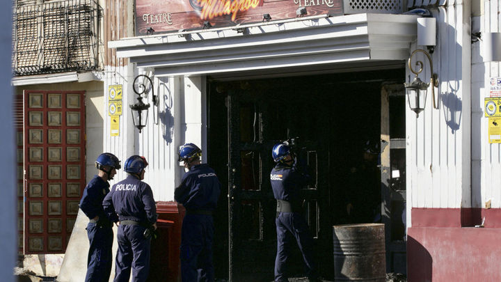 Agentes de la Policía Judicial acceden a la discoteca Fonda Milagros mientras realizan labores de investigación en las discotecas Teatre y Fonda Milagros de Murcia este martes, tras el incendio que costó la vida de trece personas / EFE