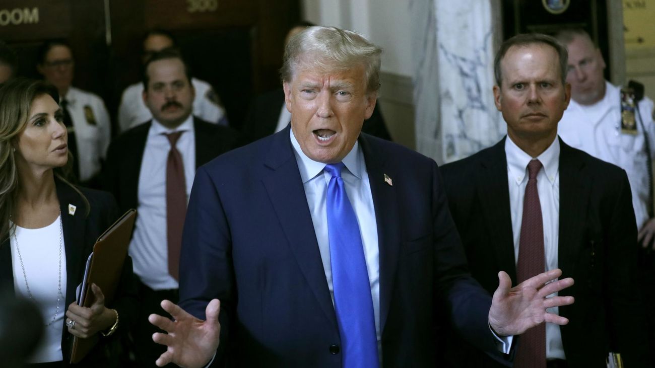 Trump acude al juicio por fraude en Nueva York y enarbola el argumento del ataque político
