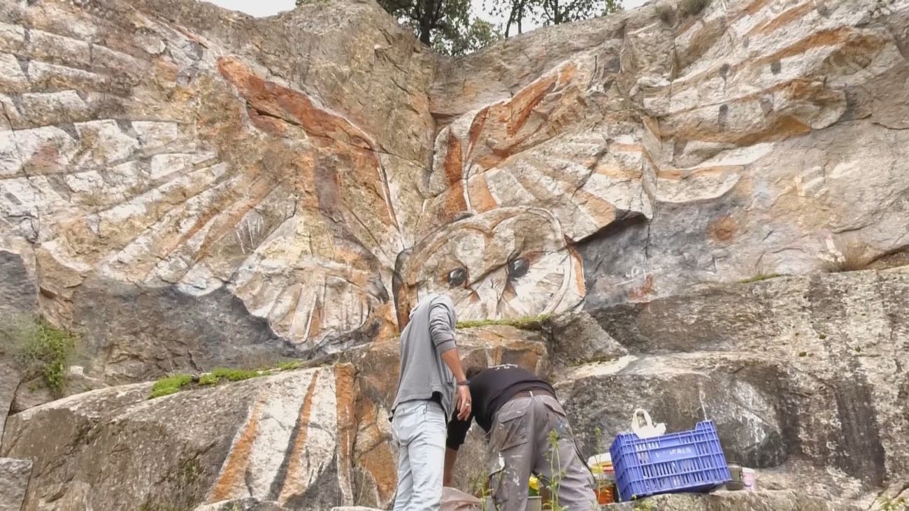 Sea 162, el artista que utiliza pigmentos naturales para crear sorprendentes obras de arte en plena sierra madrileña