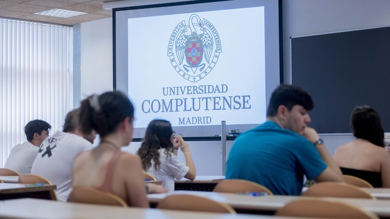 Estudiantes esperan a que comience un examen en la Universidad Complutense de Madrid