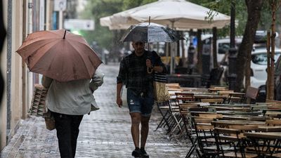 Nubes, alguna precipitación débil y termómetros sin muchos cambios este lunes en Madrid