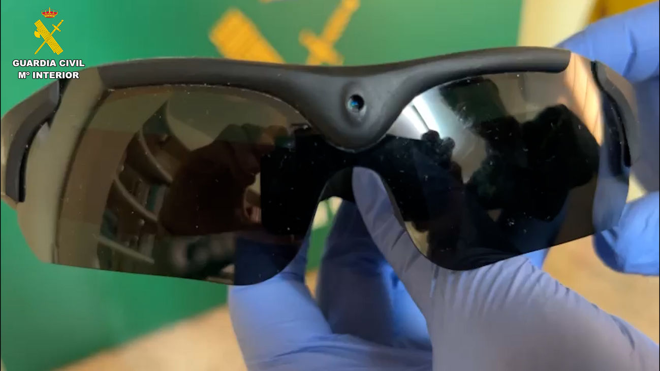 Los investigadores han incautado unas gafas de sol con cámara oculta integrada y cuatro teléfonos móviles.