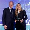 La madridista Olga Carmona recibe el premio 'Los leones' por un "gol que pasará a la historia"