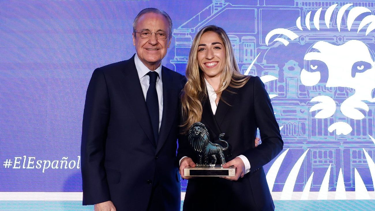 La madridista Olga Carmona recibe el premio 'Los leones' por un "gol que pasará a la historia"