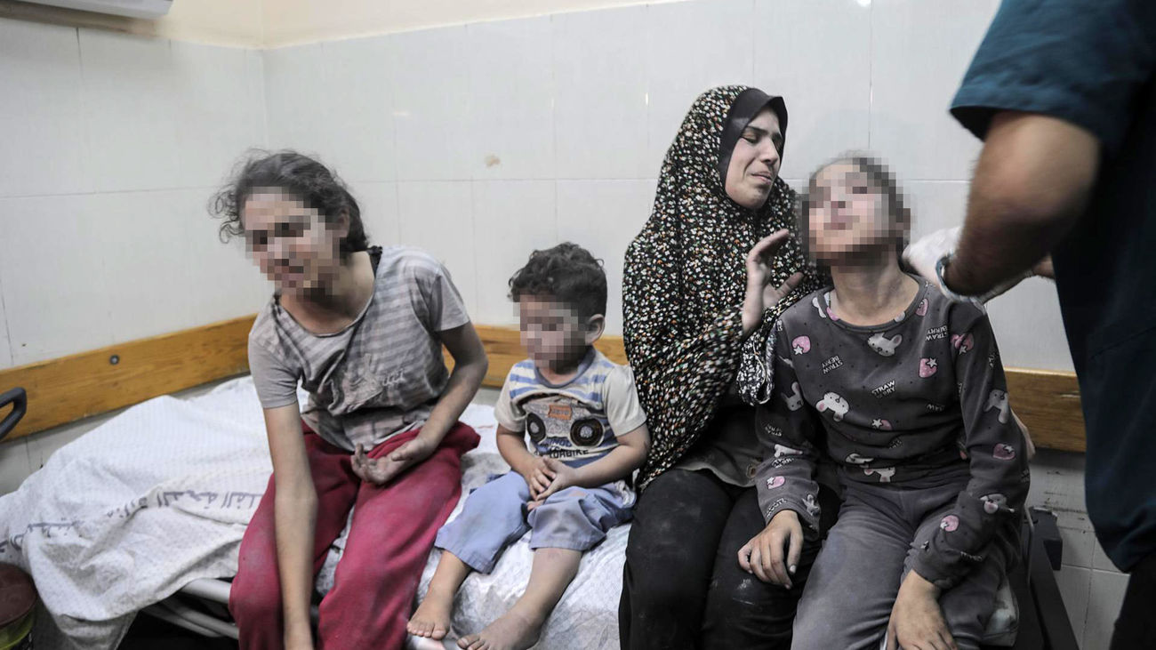 Varios niños heridos en un bombardeo israelí reciben tratamiento en un hospital de Jan Yunis, en el sur de la Franja de Gaza