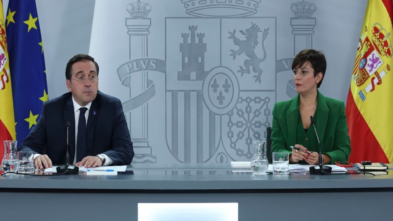 José Manuel Albares con Isabel Rodríguez tras el Consejo de Ministros