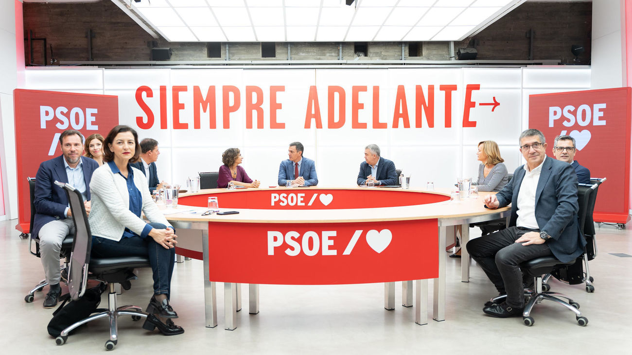 Sánchez traslada a los negociadores del PSOE confianza en su investidura sin fecha