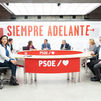 Sánchez traslada a los negociadores del PSOE confianza en su investidura sin fecha