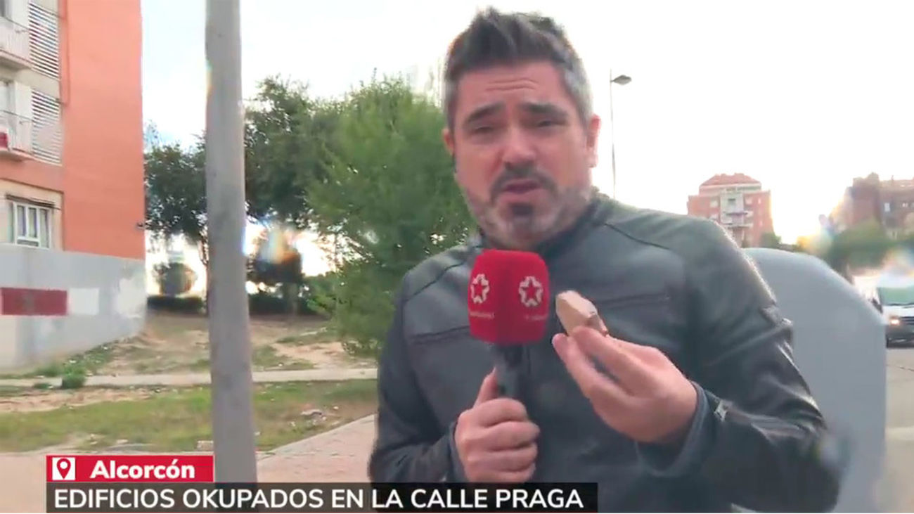 VIDEO: Agreden con piedras y cubos de agua a un reportero de Telemadrid en Alcorcón