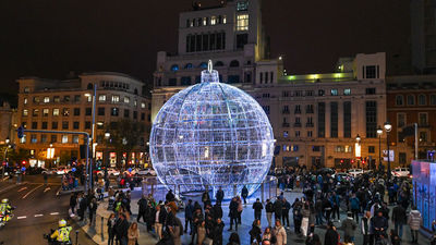 La gran bola de Navidad que lucía entre Gran Vía y Alcalá se instalará en Plaza de España