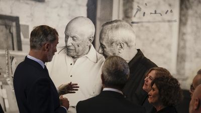 El rey visita la exposición 'Miró-Picasso'  en el Museu Picasso de Barcelona